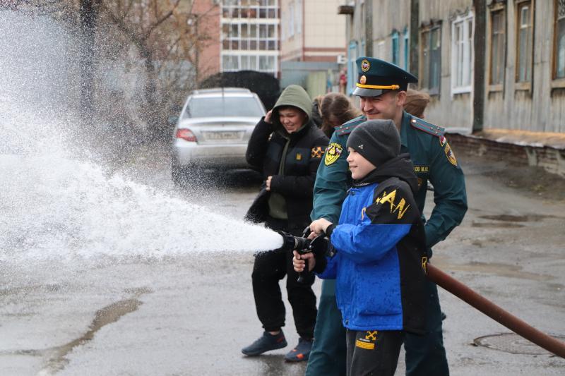 Воспитанники Центра помощи детям №1 вручили огнеборцам подарки, которые сделали своими руками