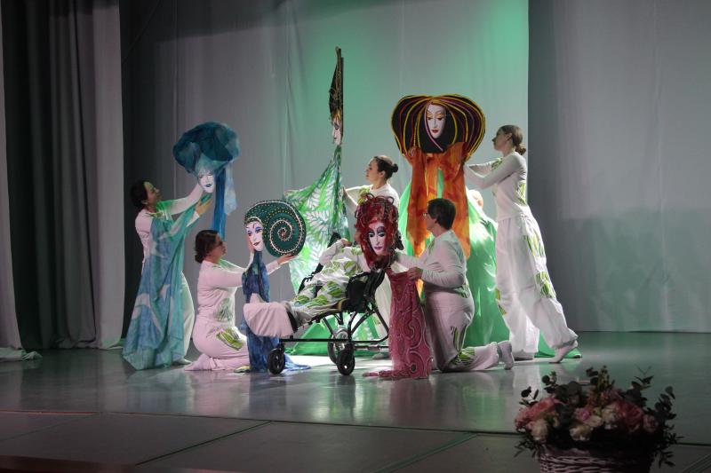 В ДОМЕ КУЛЬТУРЫ ИМ. ГОРЬКОГО СОСТОЯЛАСЬ ПРЕМЬЕРА СПЕКТАКЛЯ «ПОЭЗИЯ КРАСОК», ПОДГОТОВЛЕННОГО ВОСПИТАННИКАМИ ЦЕНТРА ТВОРЧЕСКИХ ПРОЕКТОВ «ИНКЛЮЗИОН. ШКОЛА. КУРГАН»