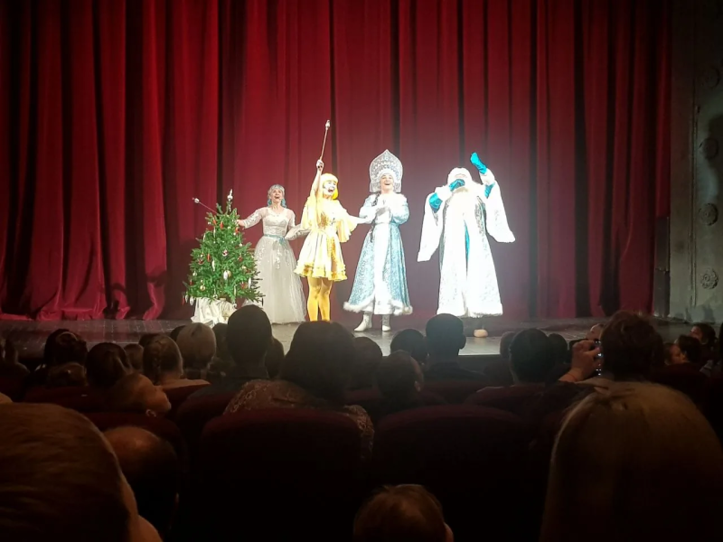 ДЕТИ С ИНВАЛИДНОСТЬЮ ИЗ КУРГАНСКОЙ ОБЛАСТИ ПОСЕТИЛИ НОВОГОДНИЙ СПЕКТАКЛЬ В ДРАМАТИЧЕСКОМ ТЕАТРЕ